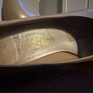Classic Salvatore FERRAGAMO pumps. Low heel, gold color, size6.5-7
